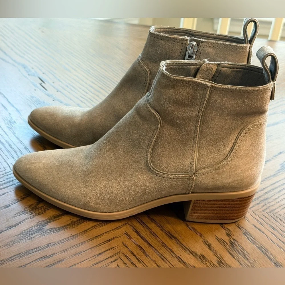 Women’s DOLCE VITA Able suede leather booties- Size 6